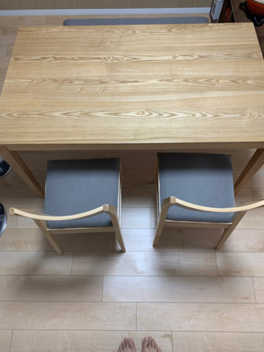 明るい色合いの木製ダイニングテーブルセット