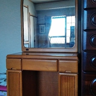 ドレッサー　３０年ものですが、まだまだ使えます。