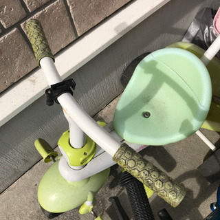 三輪車　対象年齢１歳から　3年から4年前のお品。劣化してますが乗...