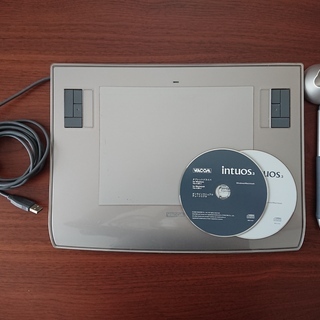 【Wacom】Intuos3　本体、ペン、ペンスタンド、ドライバCD