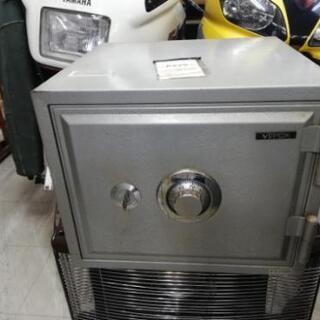 金庫　耐火金庫？　動作確認済　カギ有