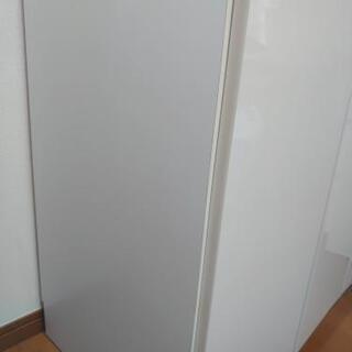 美品 ３枚扉 収納棚（光沢、ホワイト）の画像