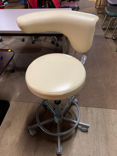足掛け付き　背もたれ付き　丸椅子　中古