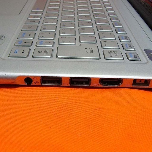 ☆i7搭載　超薄ウルトラBook☆SSD搭載で高速起動♪