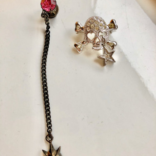 ピンバッジ　ピンブローチ　甘辛ファッション　ドクロ