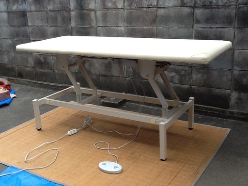 【値下げました】180×70㎝ 電動ライト昇降マッサージベッド TB-564 無孔 高田ベッド製作所製