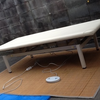 【値下げました】180×70㎝ 電動ライト昇降マッサージベッド TB-564 無孔 高田ベッド製作所製の画像
