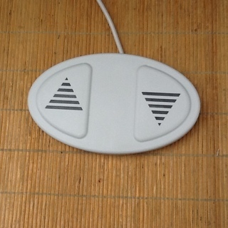 【値下げました】180×70㎝ 電動ライト昇降マッサージベッド TB-564 無孔 高田ベッド製作所製の画像