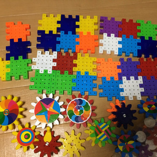 歯車で動かすブロックおもちゃの画像