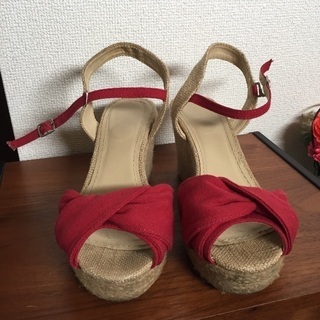 GU ウェッジソールサンダル 赤 Mサイズの画像