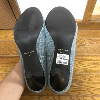 バニティビューティー　グレー　パンプスの画像