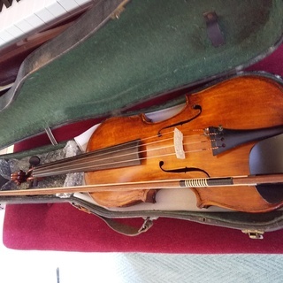 試験的に製作されたヴァイオリン（ボディー内部にまでニスが塗られた