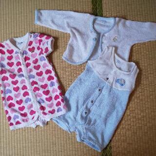 【ベビー・中古】ロンパース２枚（サイズ60）&肌着３枚（おまけのスタイ）の画像