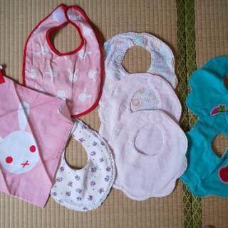 【ベビー・中古】ロンパース２枚（サイズ60）&肌着３枚（おまけのスタイ）の画像