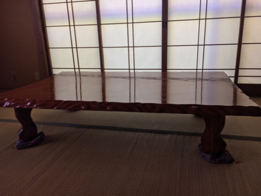 1枚板のテーブルになります。