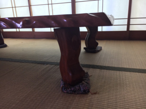 1枚板のテーブルになります。