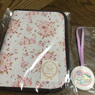 母子手帳ケース(市配布)とマタニティマーク(たまごくらぶ付録)の画像