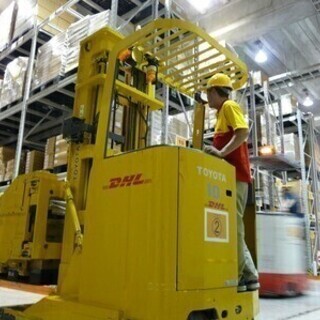 【契約社員・フォークオペレーター】車通勤可！ DHLサプライチェ...