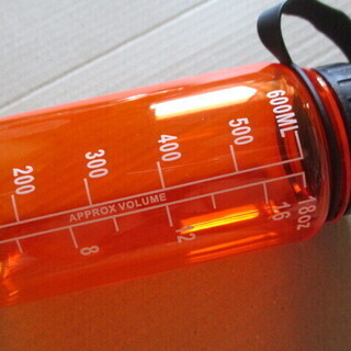 【最終処分品】　６００ｍｌ　水量メモリ付き　水筒　ウォーターボトル　スポーツ　マイボトルの画像