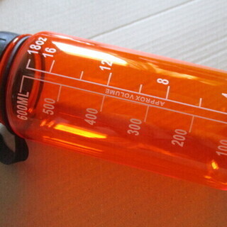 【最終処分品】　６００ｍｌ　水量メモリ付き　水筒　ウォーターボトル　スポーツ　マイボトルの画像
