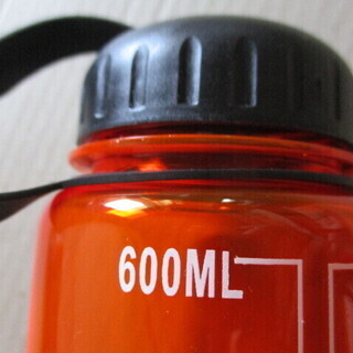 【最終処分品】　６００ｍｌ　水量メモリ付き　水筒　ウォーターボトル　スポーツ　マイボトルの画像