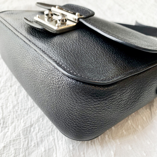 miumiu ♡ レザー ななめがけショルダー　キレイです！の画像