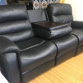 レザーソファ　3人掛け　引き取り限定 3人掛け用黒レザーソファ。引き取り出来る方。5月末まで。