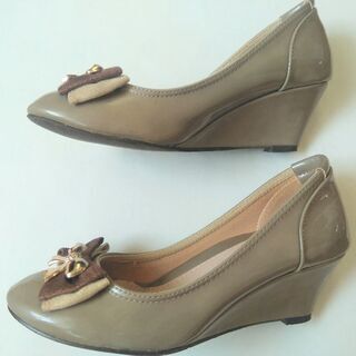 BlueMoon エナメル S ヒール6㎝ パンプス リボン ベージュの画像