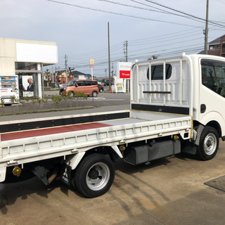 ☆値下げしました！三菱ふそうキャンターガッツ ZD30ターボ・セミオートマチック(デュアルクラッチAMT6速)・平ボディー・低床・バイク運搬・ナビ・ETC・キーレス・検R2/10月・距離2.8万km台の画像
