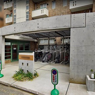 YKKAP宅配ボックス１型 ポスティモを、マンション入口に取付工事。不在でも安心！デザイナーズマンションの入口に、宅配ボックスを全戸数分14個を取付工事いたしました。 − 神奈川県