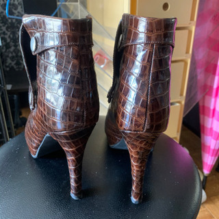 カッコイイデザインのヒールの画像