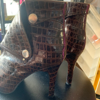 カッコイイデザインのヒールの画像