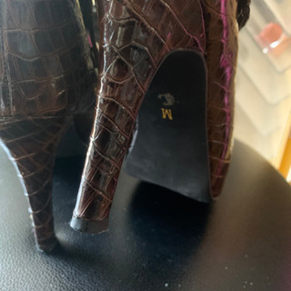 カッコイイデザインのヒールの画像