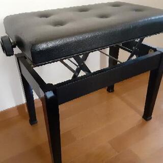 ピアノの椅子の画像