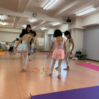 親子でバレエレッスンの画像