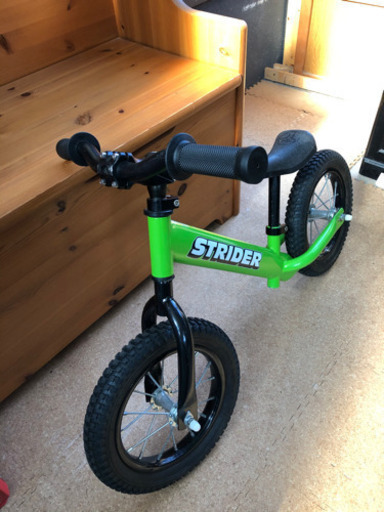 ストライダー　グリップ新品　チューブ式タイヤ　グリーン