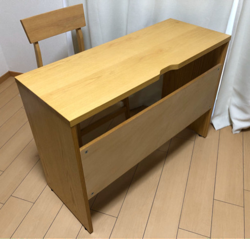 昨年８月ニトリで購入。机7000円、イス　2000円