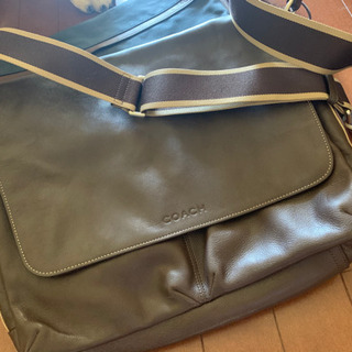 COACHのショルダーバッグ、犬印製ブリーフケース、犬の置物などの画像