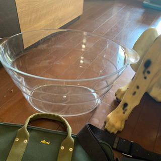 COACHのショルダーバッグ、犬印製ブリーフケース、犬の置物などの画像