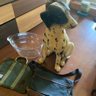 COACHのショルダーバッグ、犬印製ブリーフケース、犬の置物などの画像