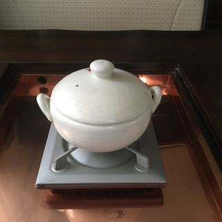 ①カリモクの鉄板付きテーブル（商談中）の画像