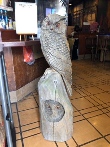 フクロウの木彫りの置物