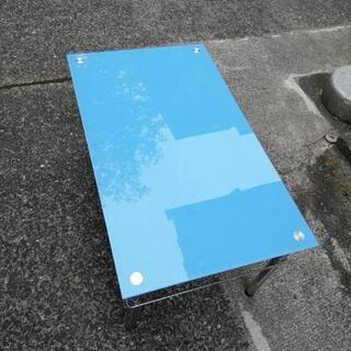 小さなガラステーブル