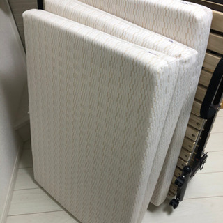 折り畳みベッドとマットレスの画像