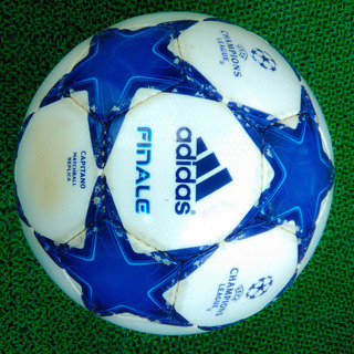 サッカーボール；中古　アディダス　adidas　4号サイズ