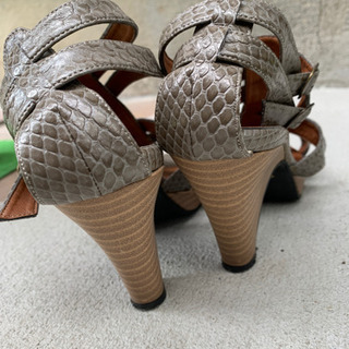 パイソン柄のサンダルの画像