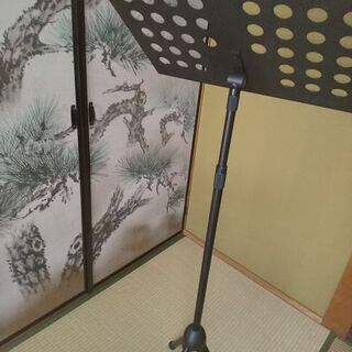 スチール製の譜面台の画像