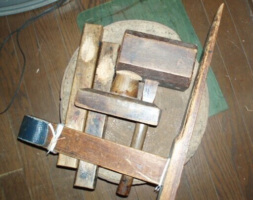 使用はできます アンテーク お店の、ディスプレーにどうですか  打ち具もついていますので、ゴム板などひいて、金型、目打ちなどに使うこともできます