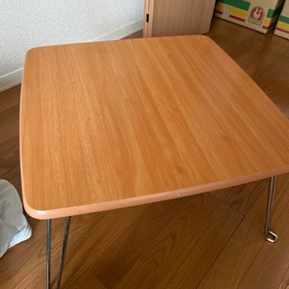 脚が折り畳み式のローテーブル