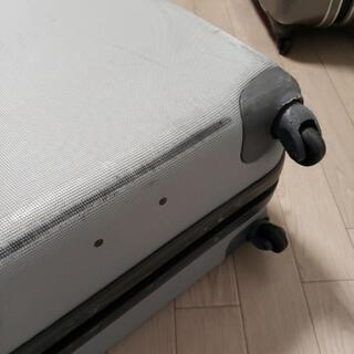 早い者勝ち‼️　値下げしました❗シルバーグレーエンボス加工スーツケース❗の画像
